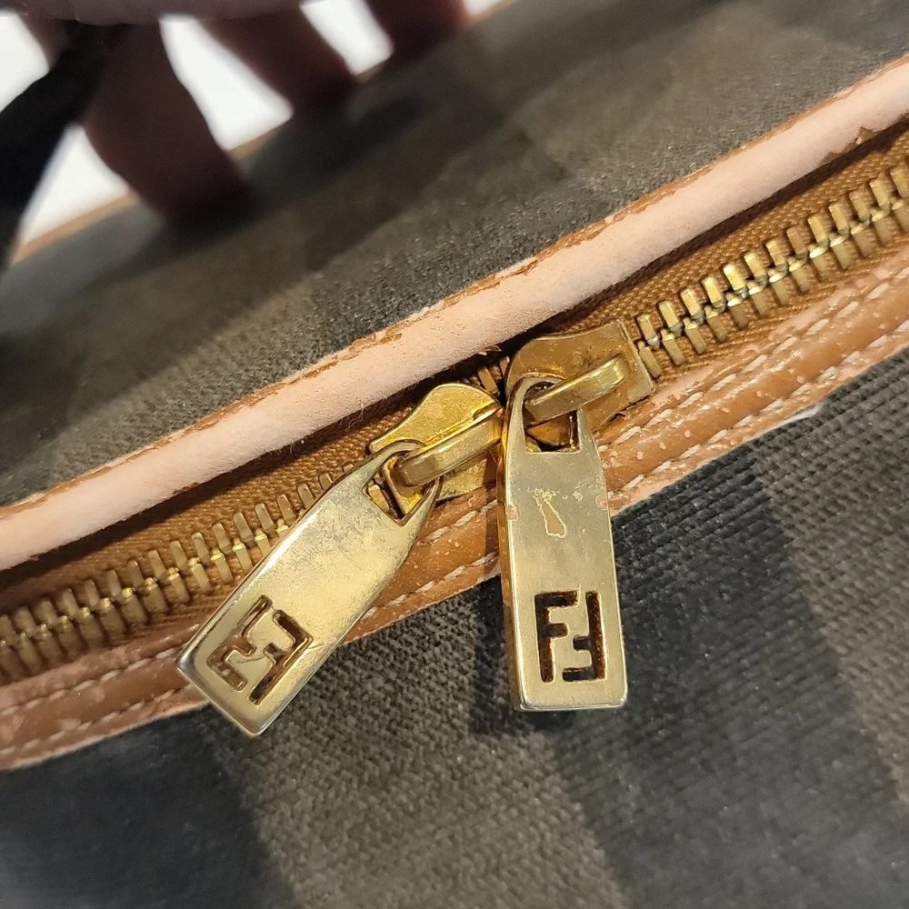 Authentic Fendi vanity kit - Picture 7 of 10